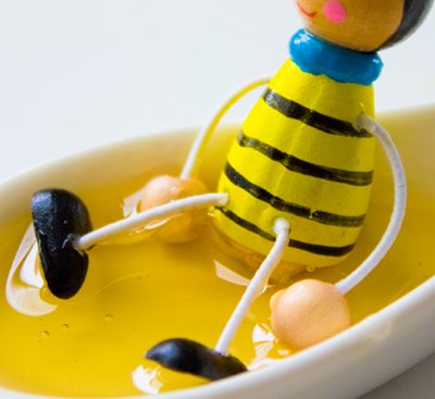 Is honey vegan? Can vegans eat honey? Find out alongside alternatives