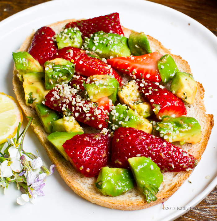 Some toast. Авокадо с клубникой. Салат из клубники и авокадо. Салат с клубникой и авокадо. Вафли с авокадо.