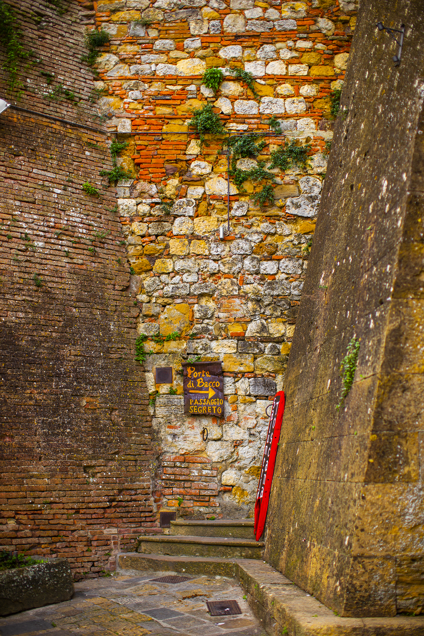 secret passage sign montepulciano