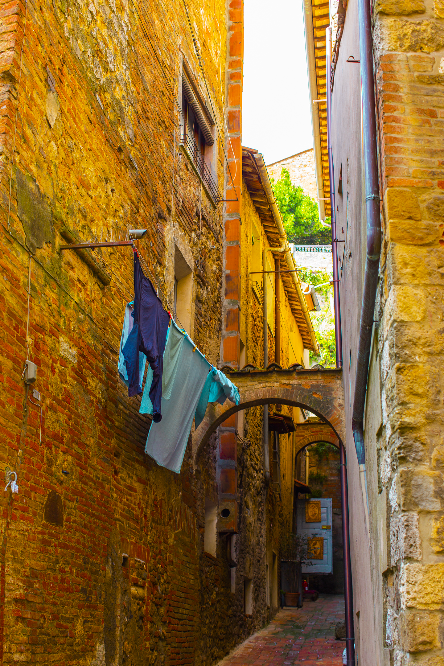 montepulciano laundry in alley