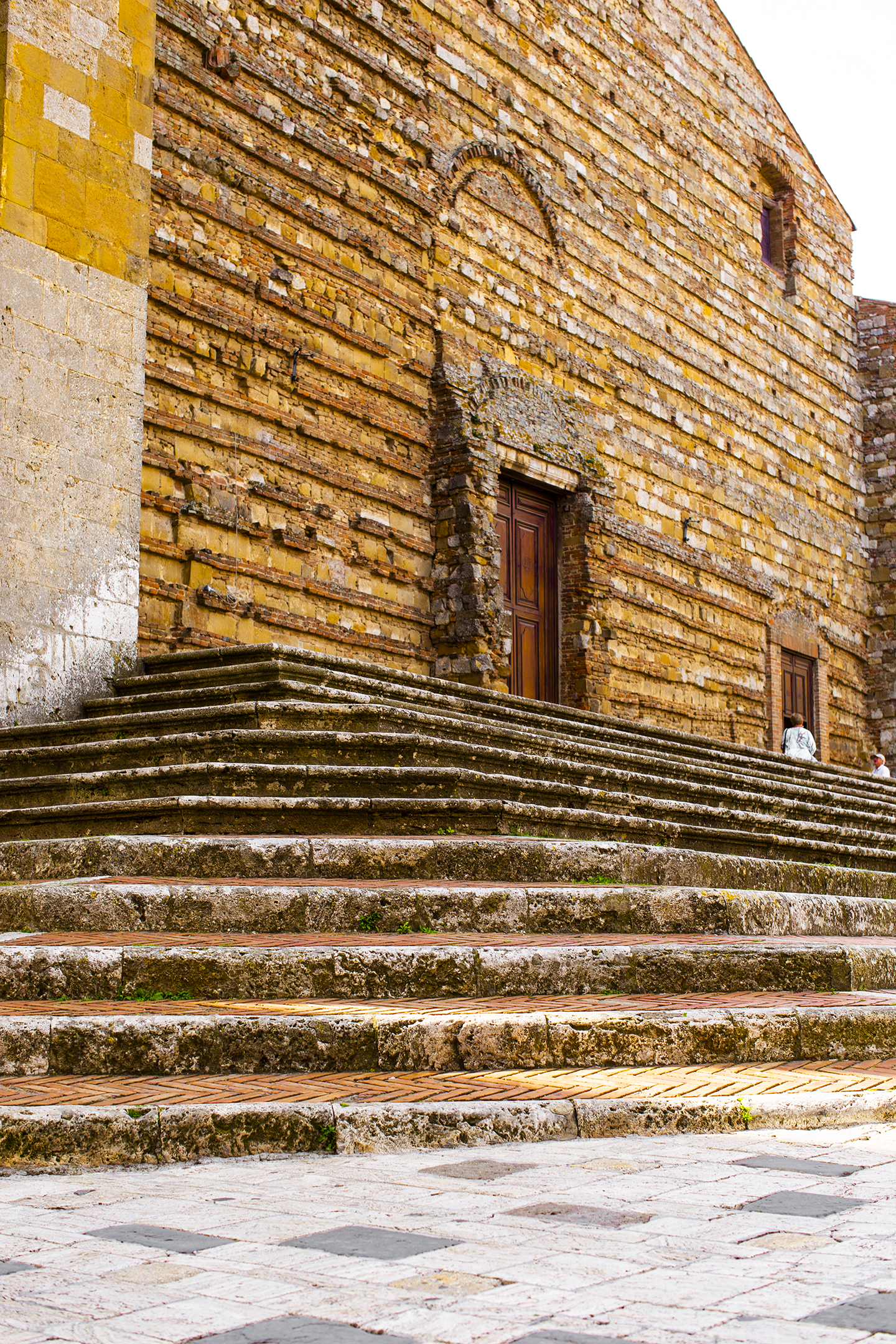 montepulciano unfinished facade church