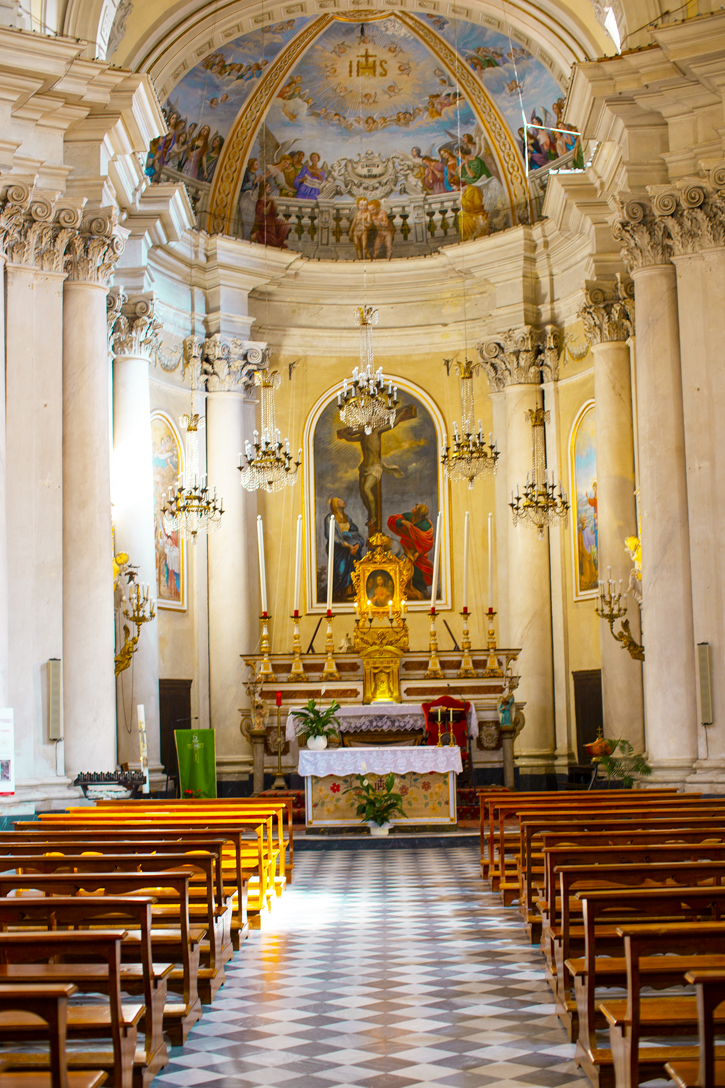 montepulciano church inside
