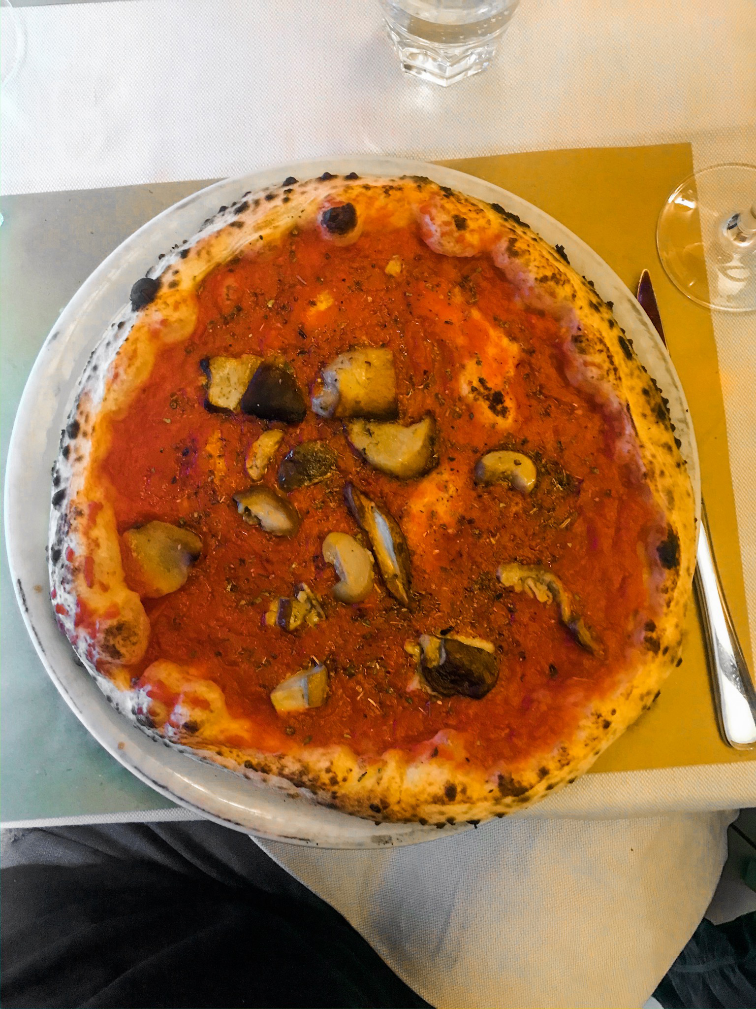 Del Forno Alla Soffitta marinara pizza with mushrooms