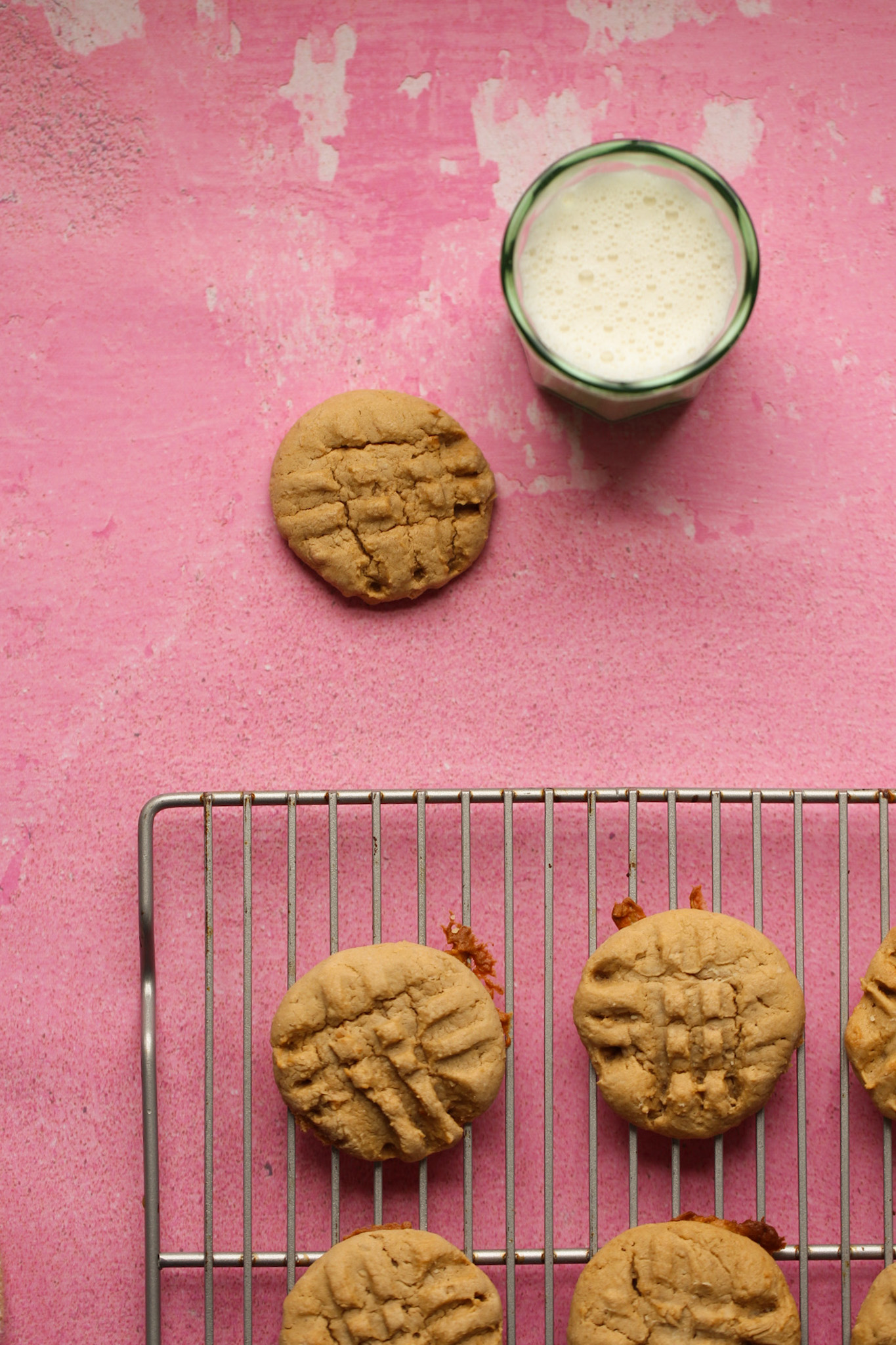 galletas de mantequilla de maní con leche y fondo rosa