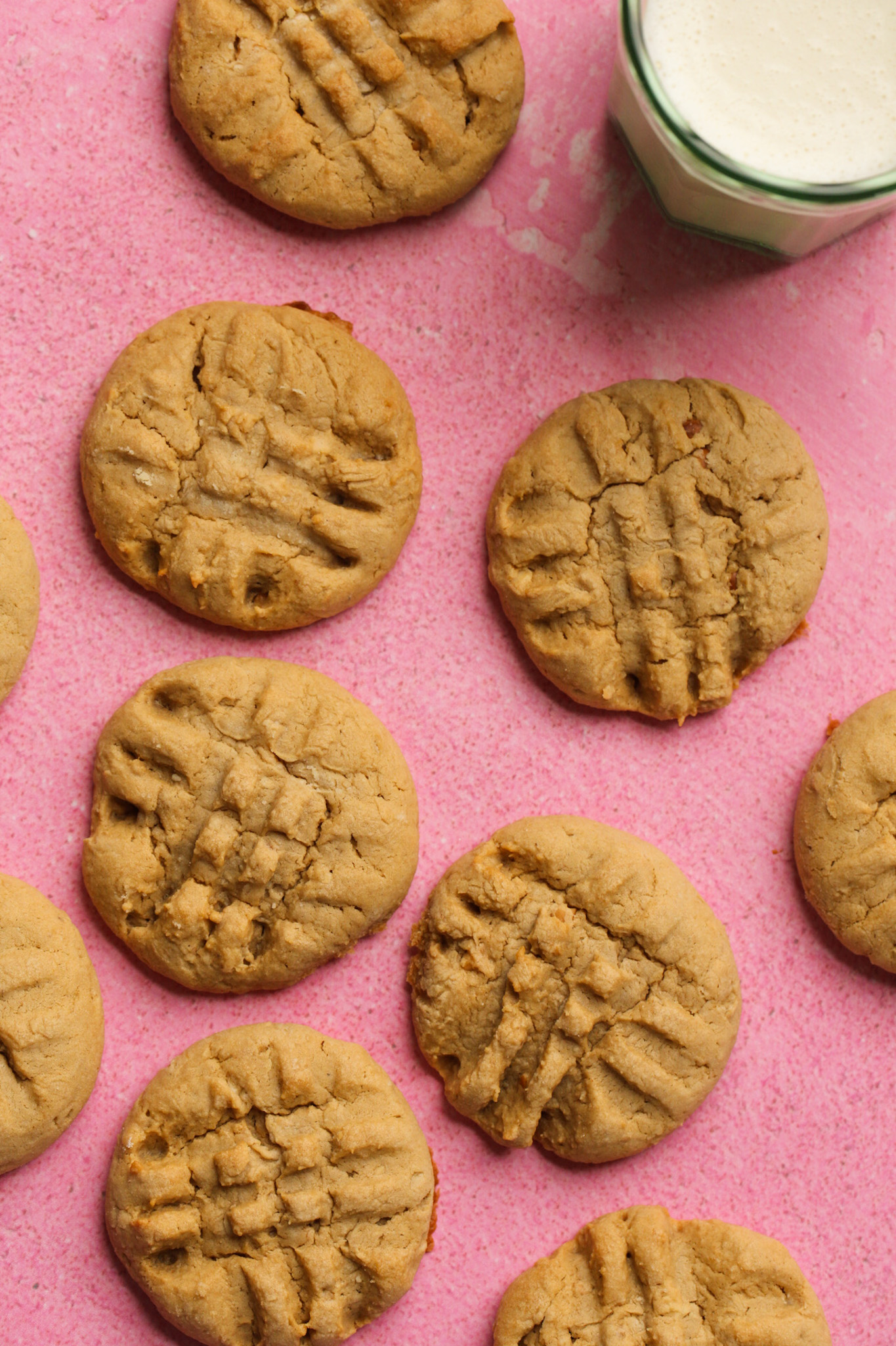 Cerca de galletas de mantequilla de maní sobre fondo rosa