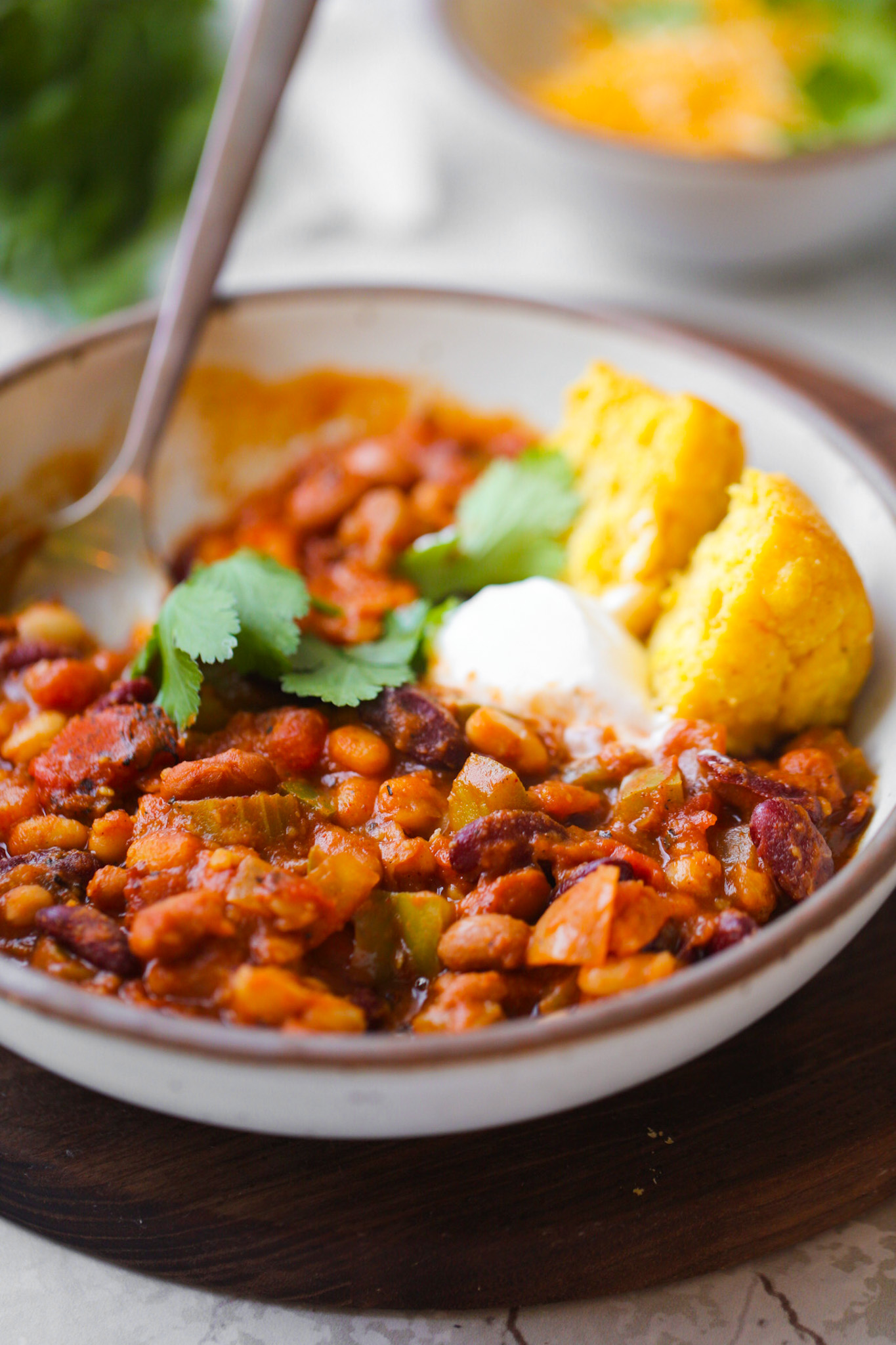 Cerca del tazón de chile vegetariano