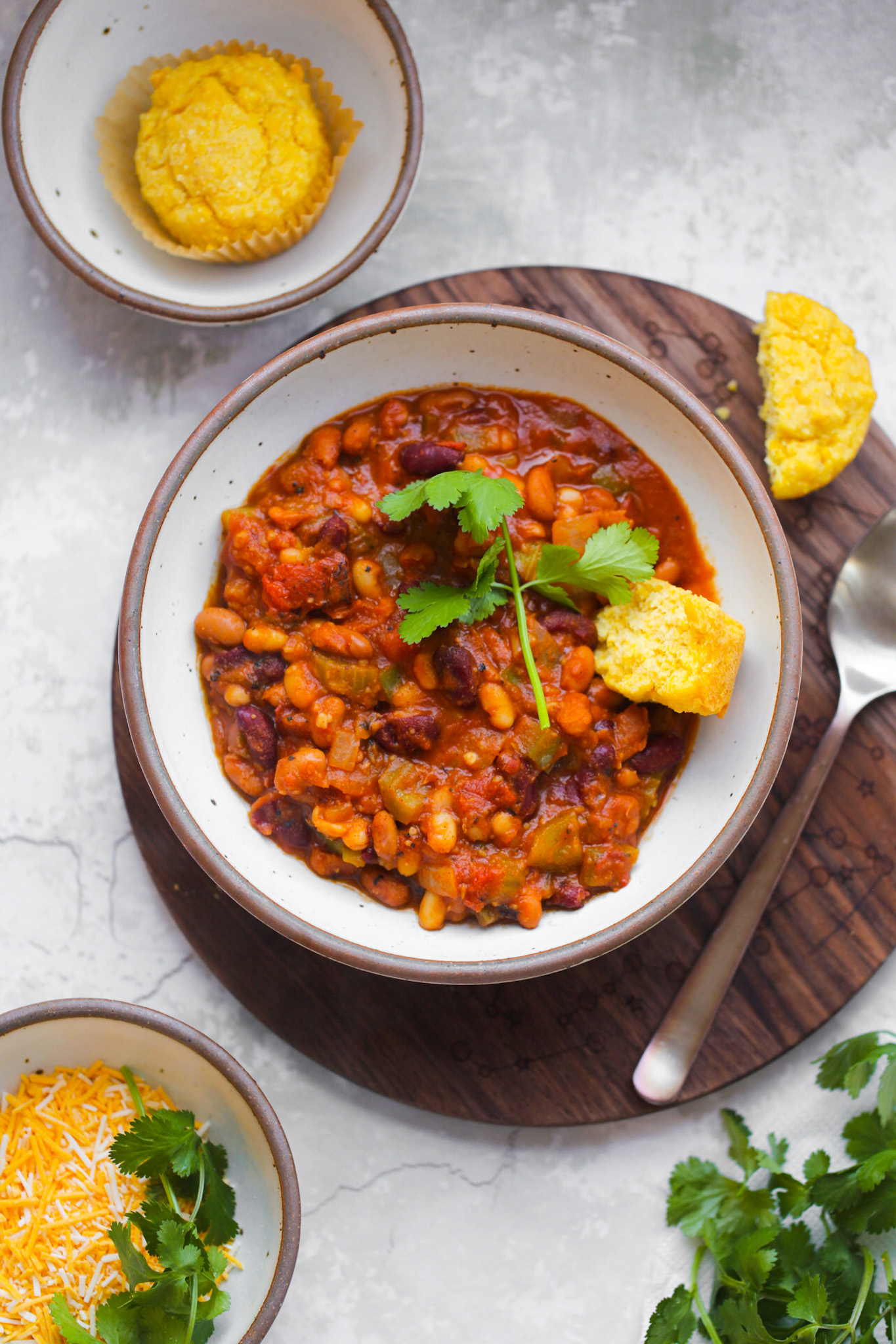 chile vegano con muffin de maíz