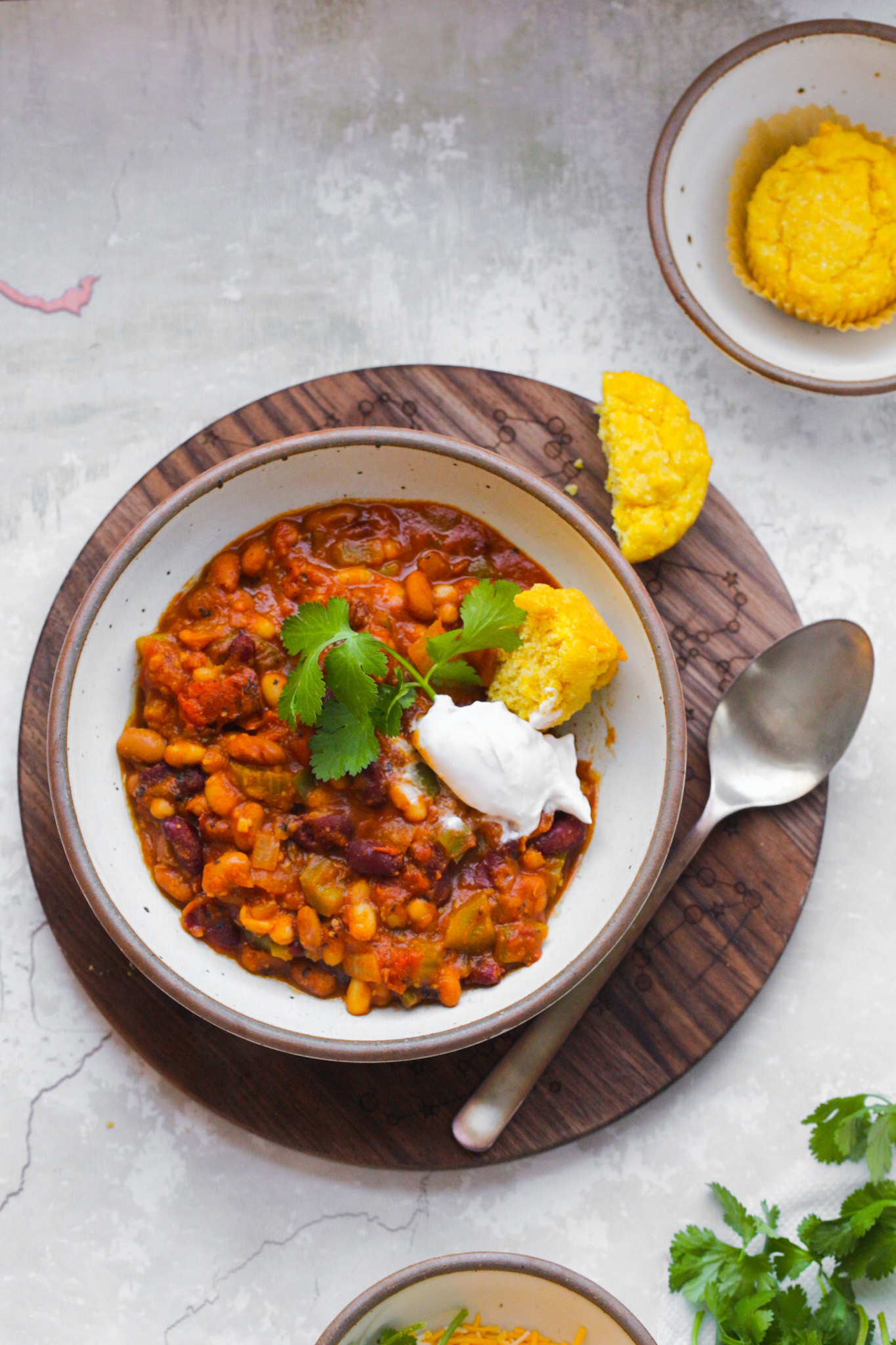 vegan veggie chili with corn bread