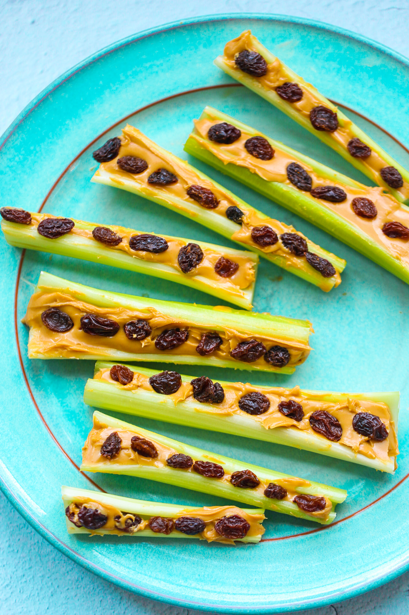 selleri, rosiner og peanøttsmør snack