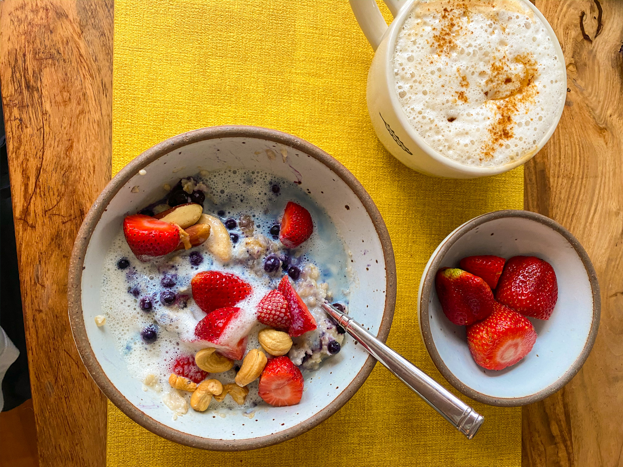 oatmeal breakfast with berries