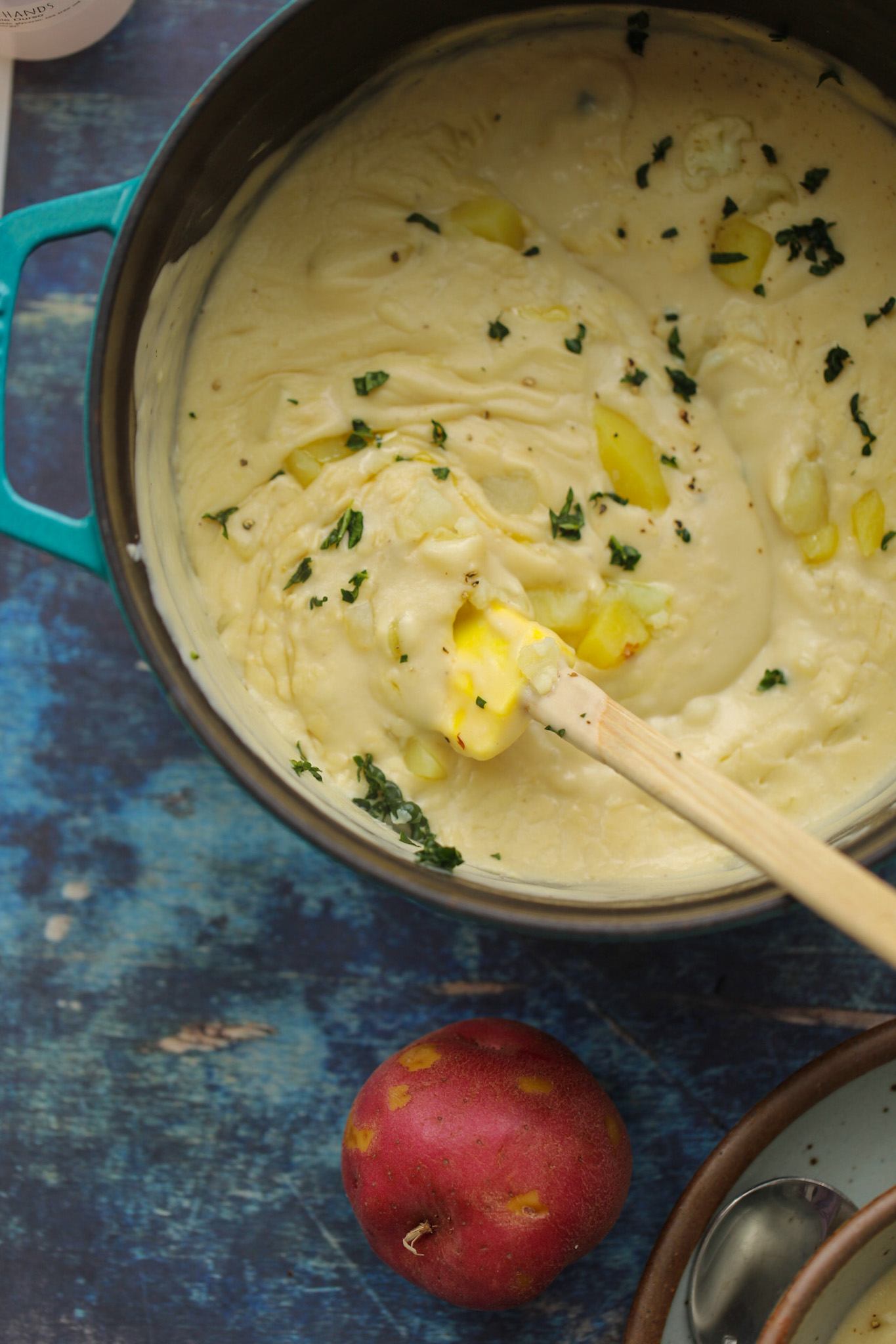 Soupe de pommes de terre et de chou-fleur dans une marmite