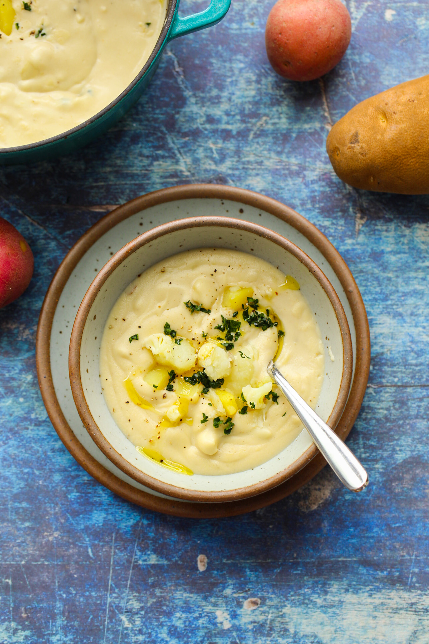  sopa de couve-flor de batata numa tigela 