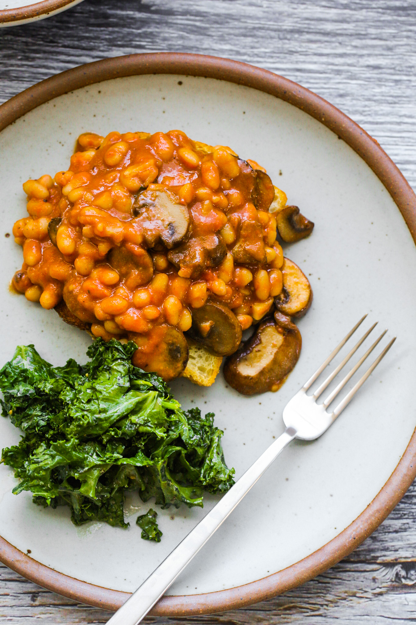 baked beans with mushrooms and kale