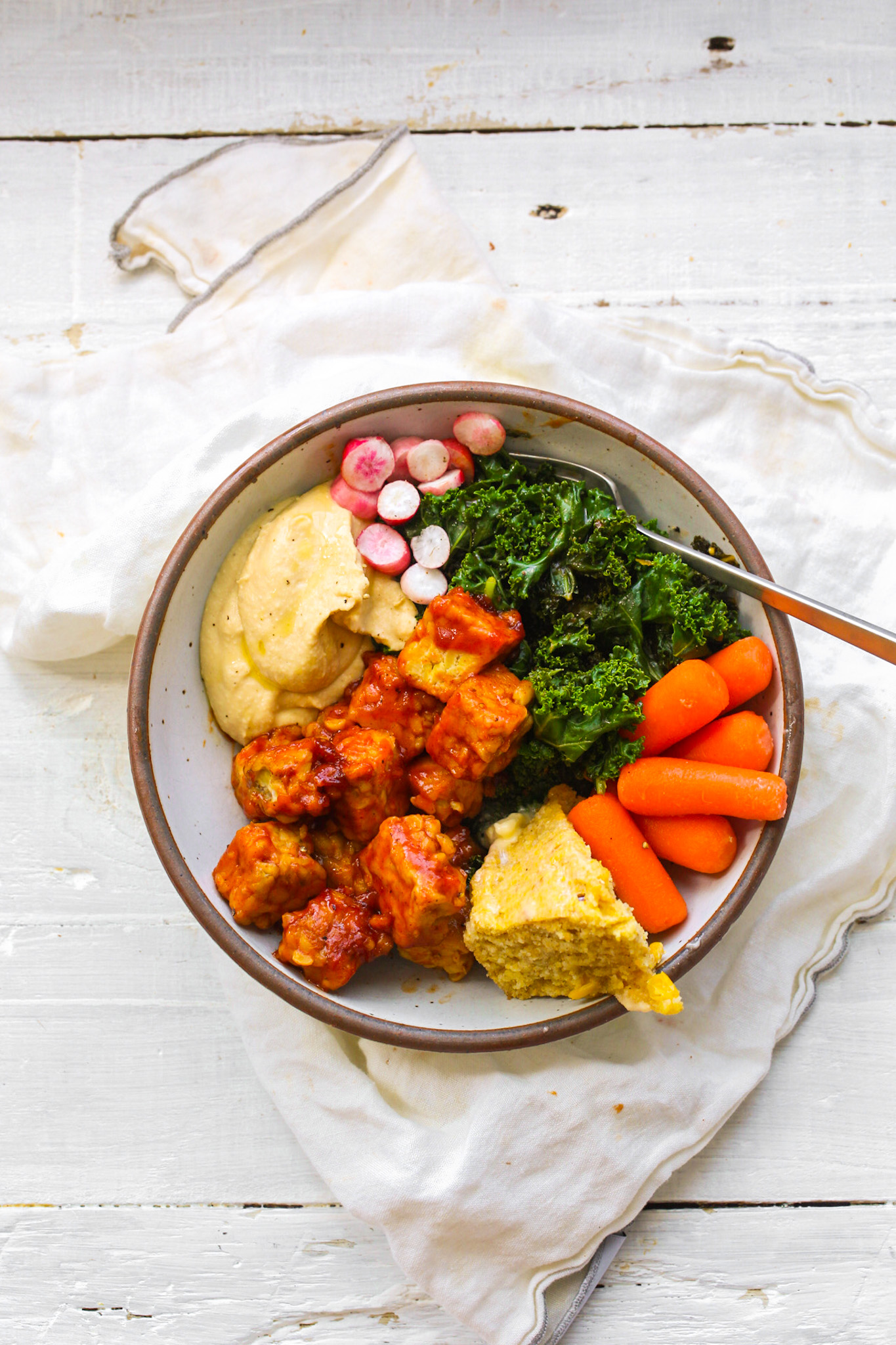 bbq tempeh kale bowl with hummus