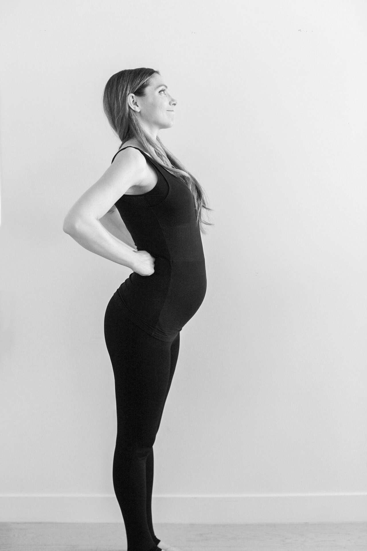 https://healthyhappylife.com/wp-content/uploads/2020/05/bw-26-weeks-pregnant-kathy-IMG_9512.jpg