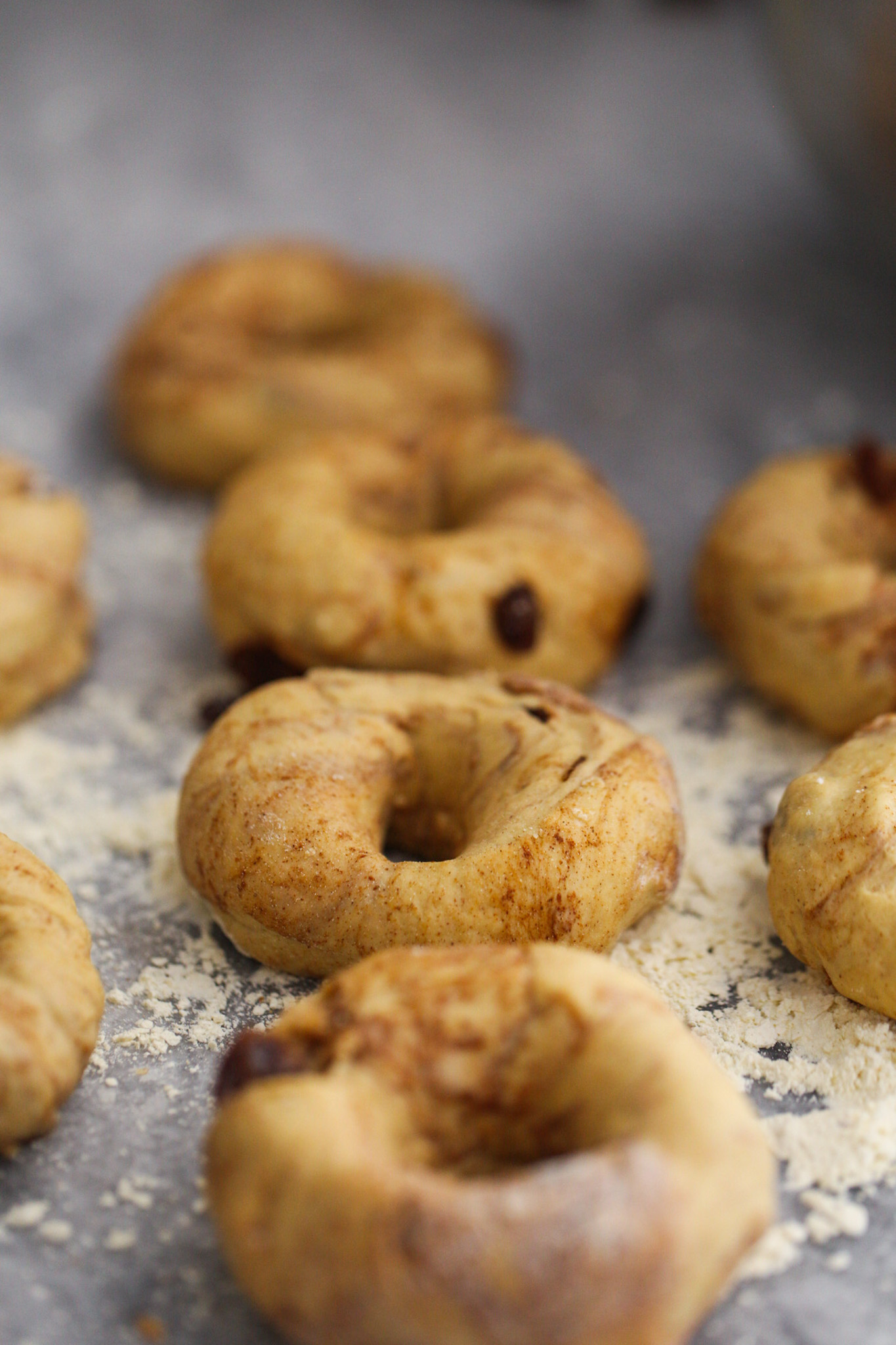 Masa de rosquillas con pasas de canela