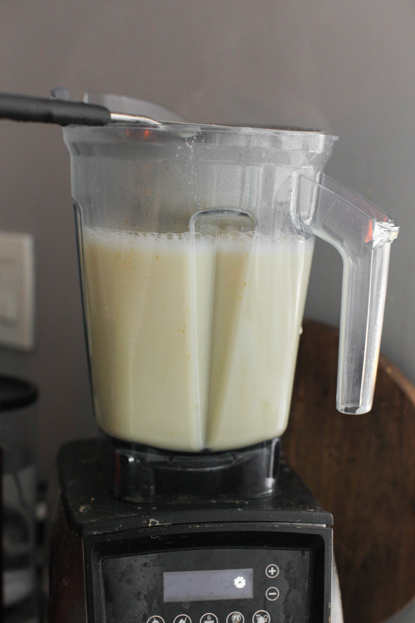 blending homemamde soy milk