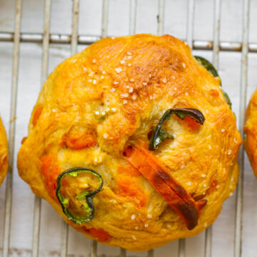 Jalapeño Cheddar Bagels