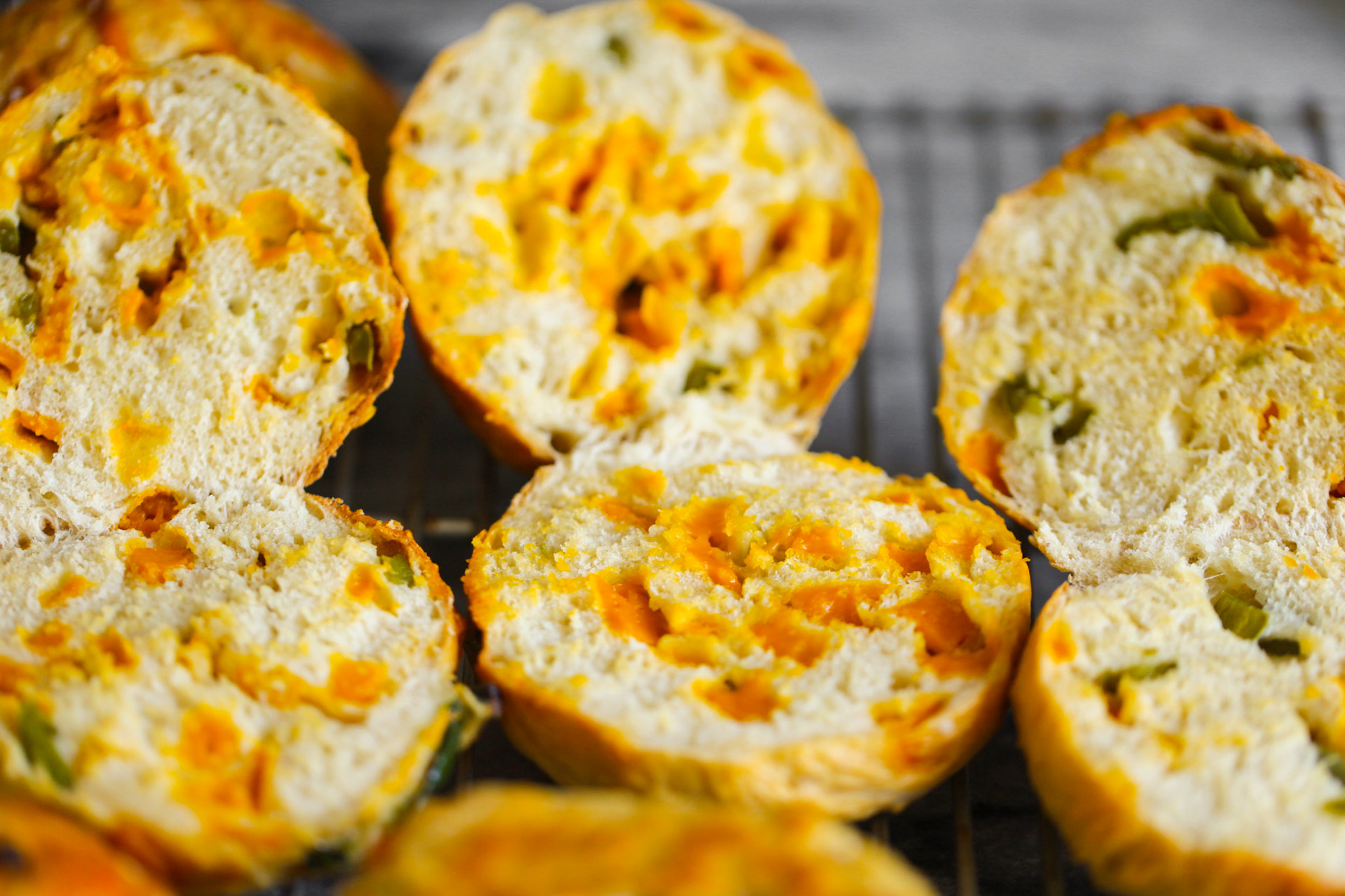 Jalapeño Cheddar Bagels sliced