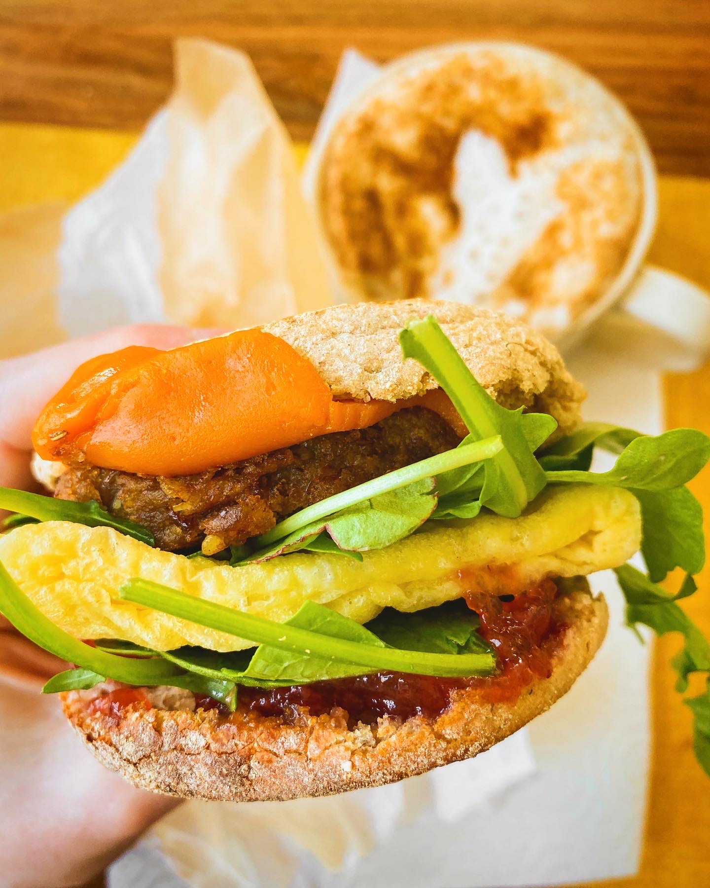 veganes Frühstückssandwich mit gerade gefaltetem Ei